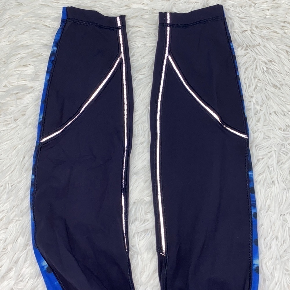 Lululemon Rain-On Train-On Tight Naval Blue / Windy Blooms Saphire Blue Multi - Picture 6 of 6